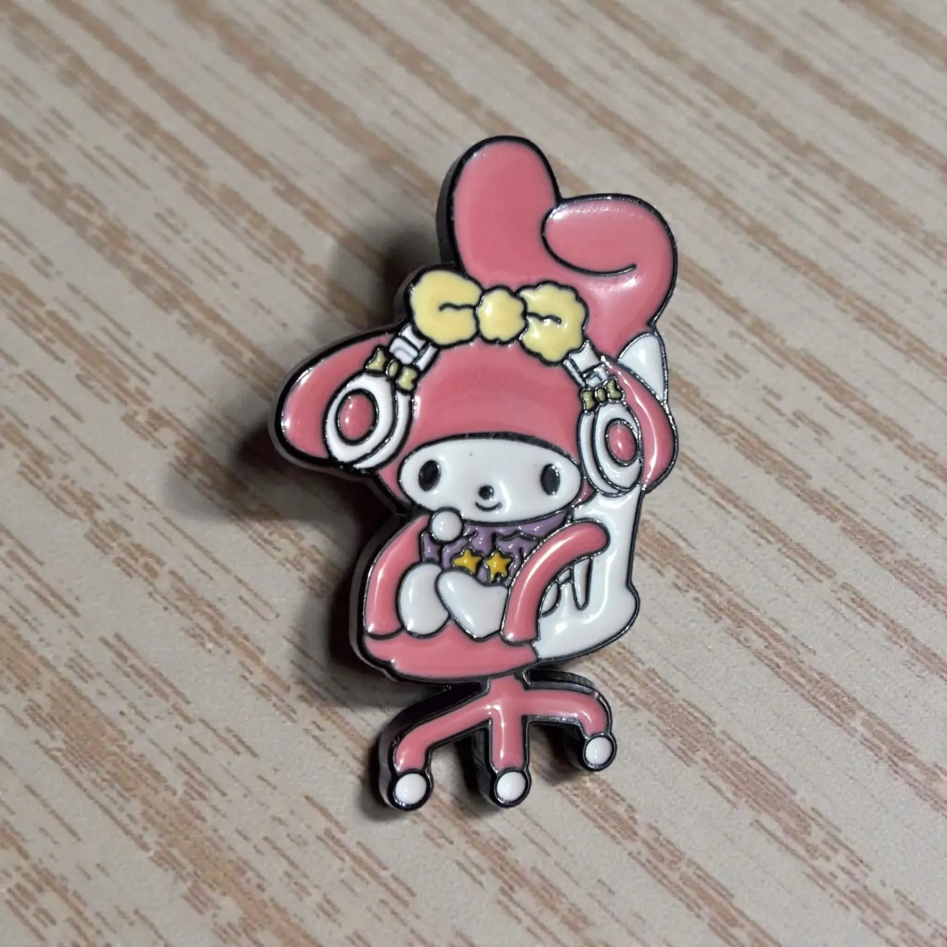 [HKF005] Miss Melody en silla